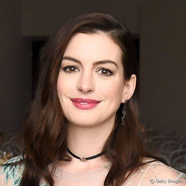 Anne Hathaway, que tem a pele bem clarinha e cabelos escuros, gosta de apostar no batom rosa antigo, que tem um fundo amarronzado para dar mais eleg?ncia ? make